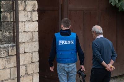 В Нагорном Карабахе под обстрел военных попали журналисты из разных стран, многие ранены (видео)