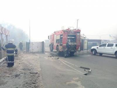 В Станице Луганской горит вся улица, раздаются взрывы (ФОТО)