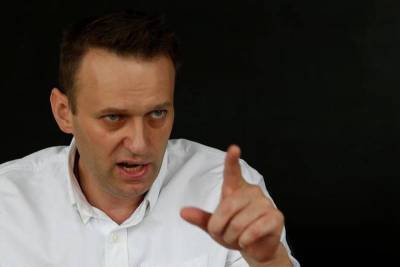 Навальный подает в суд на Пескова за обвинение в связях с ЦРУ