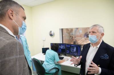 Мэр Кличко посетил новый корпус больницы, где будут лечить рак и ковид