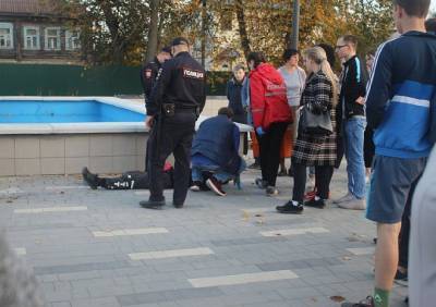 В центре Касимова потерял сознание молодой человек