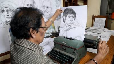 Художник из Индии создает уникальные портреты на пишущей машинке.