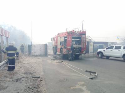 Происходят взрывы: в Станице Луганской горит целая улица