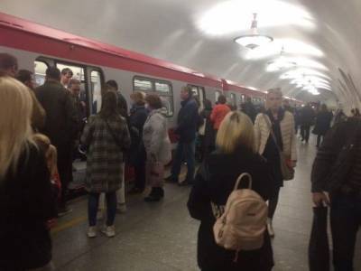 Петербуржцы не заметили в метро сотрудников Росгвардии, проверяющих наличие масок
