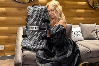 Унизившая Дакоту за розыгрыш сумок Louis Vuitton Рудковская разыграла чемодан