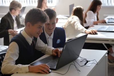 Тысячи российских школ оснастят современным оборудованием