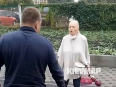 В Киеве водитель с руганью вытолкал пенсионерку из маршрутки