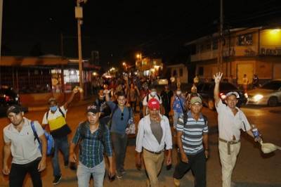 Сотни гондурасских мигрантов направляются пешком в США, — Associated Press