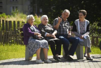 Более 180 тысяч пожилых ленинградцев получают адресную социальную поддержку