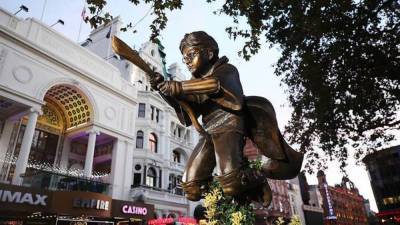 В центре Лондона установили памятник Гарри Поттеру