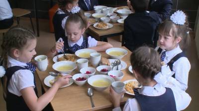 Жаркое из говядины и сладкий чай. Воронежские школы показали, чем кормят детей