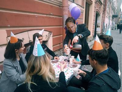 В Петербурге задержали еще одного участника «чаепития» в честь дня рождения Путина