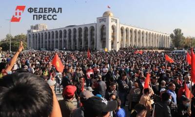 Военная техника выдвинулась к резиденции президента Киргизии