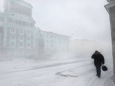 «Дураки и дороги»: в Норильске «с соблюдением технологии» асфальт уложили в снег (видео)