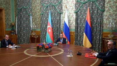 Переговоры глав МИД РФ, Азербайджана и Армении продолжились после полуночи