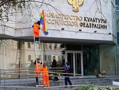 В России участника Pussy Riot арестовали на 30 суток за акцию с флагами ЛГБТ