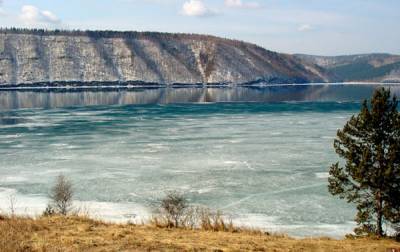 В России сотни литров нефти вытекло из баржи в реку