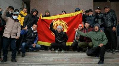 Президент Киргизии распорядился ввести войска в Бишкек. В городе объявлено чрезвычайное положение