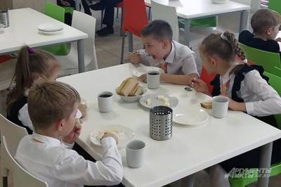 Хабаровские родители пообедали в школьной столовой