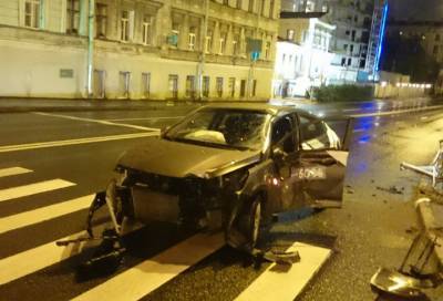 Водитель сбежал, оставив разбитый автомобиль каршеринга в центре Петербурга