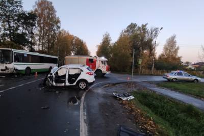 В Петербурге в результате столкновения автобуса с иномаркой погибла женщина