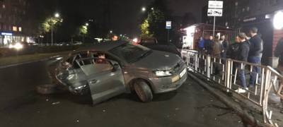 Иномарка превратилась в автохлам после жесткого ночного ДТП в Петрозаводске (ФОТО и ВИДЕО)