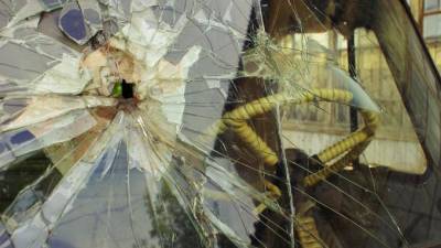 В Ленобласти полуголый пьяный дебошир побил подростков и разбил стекла двум автомобилям