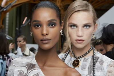 Надо повторить: как сделать макияж с показа Chanel весна 2021