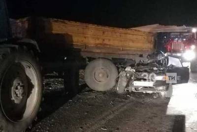 В РТ в ДТП «Лады» с трактором погиб пассажир авто, 3-летний малыш в коме
