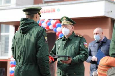 Командующий ЦВО вручил ключи от служебных квартир военнослужащим в Челябинске