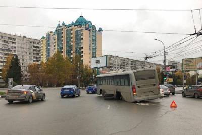 Колесо отвалилось от автобуса в центре Новосибирска