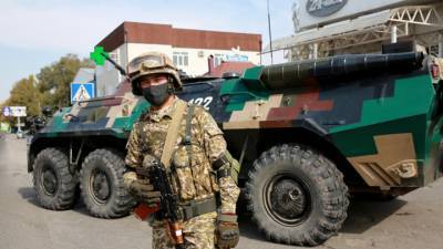 В центре Бишкека объявились БТРы и пулеметчики