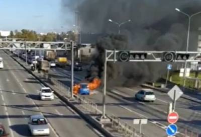 Видео: на Таллинском шоссе в Петербурге дотла сгорел Fiat