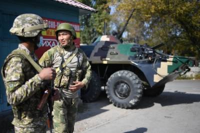 В центр Бишкека стянули военную технику