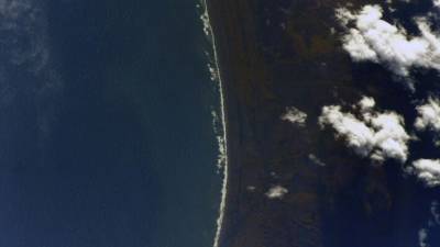 Спутник зафиксировал сбрасывавшее отходы в Авачинский залив судно