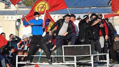 В Киргизии уволили секретаря Совбеза и задержали экс-президента