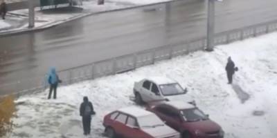 Сибирские коммунальщики покосили траву под снегом
