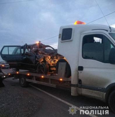 Легковой автомобиль въехал в грузовик в Одесской области: есть погибшие — фото