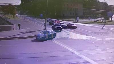 Видео: легковушка врезалась в бок другому авто на Петроградской набережной - piter.tv