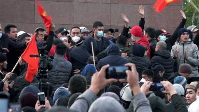 Блокпосты и комендантский час: что происходит в Киргизии