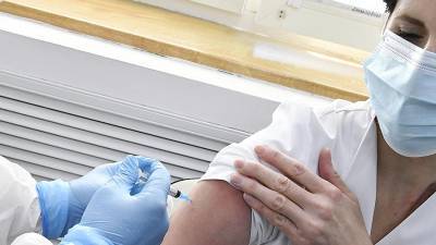 Гинцбург назвал условие отказа от маски после вакцинации