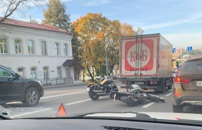 В Смоленске мотоциклист врезался в грузовик