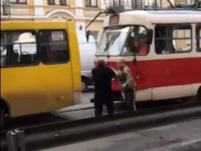 В Киеве подрались водители маршрутки и трамвая: автобус стоял на рельсах