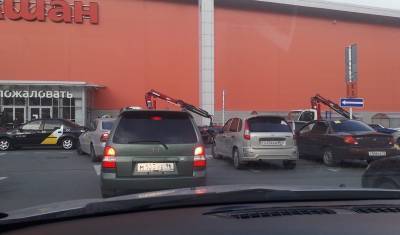 В Тюмени у ТЦ Кристалл массово эвакуируют машины