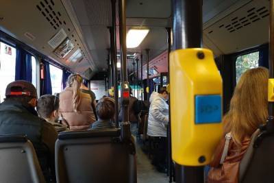 В Саратове водители транспорта и пассажиры защитные маски носят в карманах
