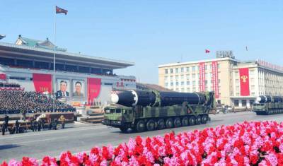 Военные Северной Кореи презентовали на параде новую межконтинентальную ракету