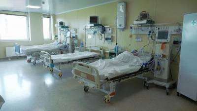 За последние сутки в Петербурге госпитализировали 404 человека с подозрением на COVID-19