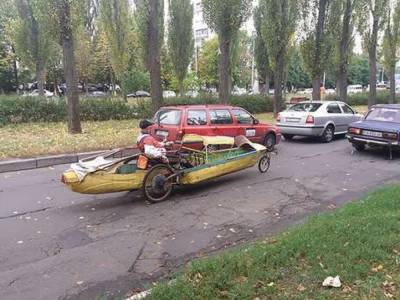 Симбиоз велосипеда и байдарки: в Киеве заметили самый экологичный транспорт в мире