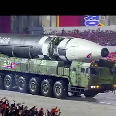 Северная Корея показала на параде новую баллистическую ракету