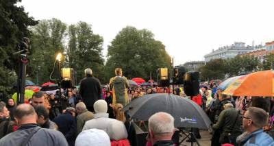 Недовольные властью митингуют в центре Риги: Гобземс не уйдет из политики Латвии